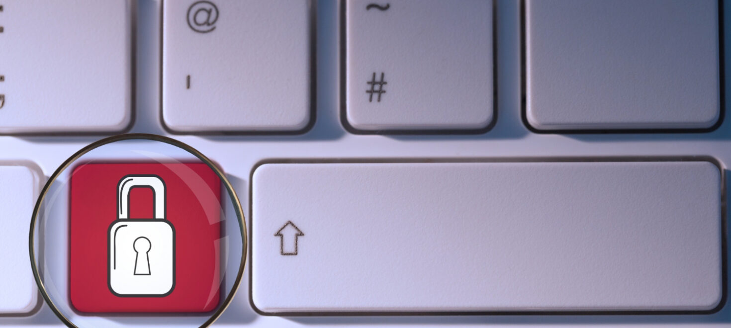Tastatur mit Schloss-Symbol und Lupe für Datenschutz-Audits