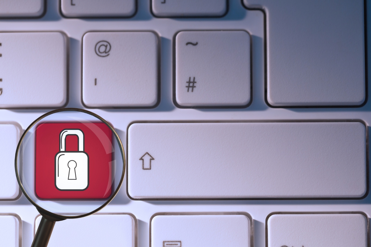 Tastatur mit Schloss-Symbol und Lupe für Datenschutz-Audits
